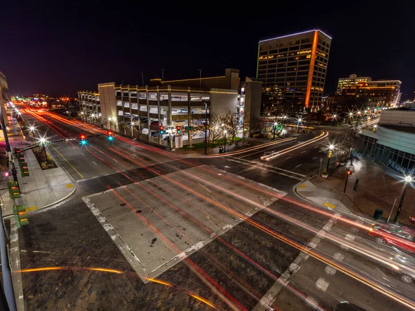 Φώτα Αυτοκινήτου Νύχτα Τρέχει Μέσα Από Διασταύρωση Του Δρόμου Στο — Φωτογραφία Αρχείου