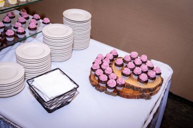 Düğün resepsiyonu dondurulmuş kek ikram ediyor.