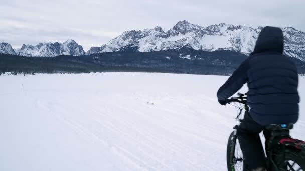 Gepackte Spur Schnee Ermöglicht Reisen Mit Dem Fahrrad — Stockvideo