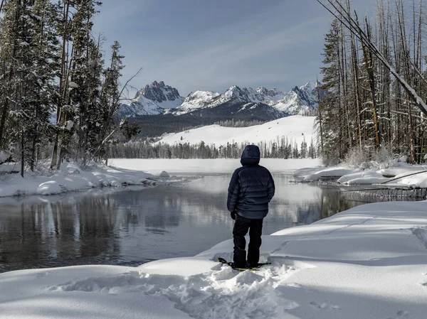 Vinter Snöskor Paus Längs Flod Vintern För Att Njuta Utsikten — Stockfoto