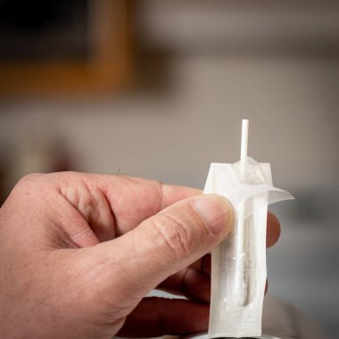 Steril plastik paket ile takas ile kendini covid testi için kullanılır