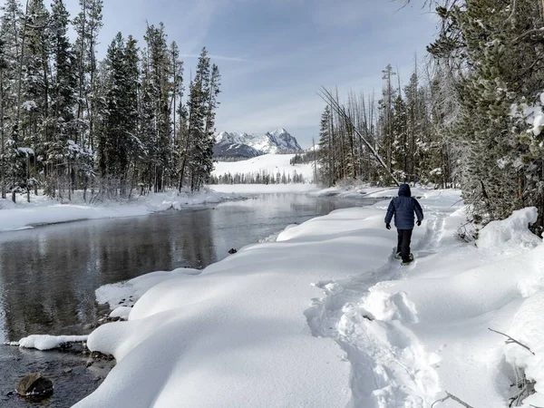 Las Raquetas Nieve Conducen Largo Río Las Montañas Distantes — Foto de Stock