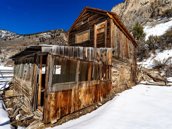 バイホース アイダホ州に位置する冬の風化した古い木造キャビン — ストック写真