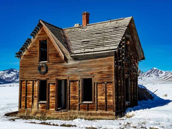 天気の良い古い家の周りのフィールドに雪フェアフィールドアイダホ — ストック写真