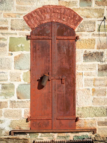 Rustin Kamienny Budynek Zbliżeniem Zardzewiałych Metalowych Drzwi — Zdjęcie stockowe
