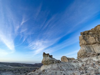 Roma Oregon Kayaların Sütunları Gün batımında mavi gökyüzüyle