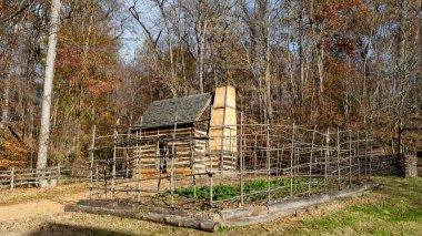 Kırsal arazi, kırsal çit ve bina.