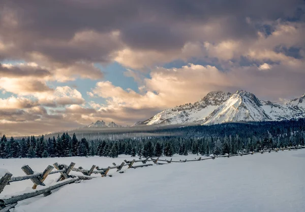 Mooie Winter Idaho Sawtooth Scene Bij Zonsopgang Met Klassieke Hek — Stockfoto