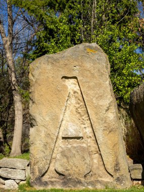 Şehir parkında büyük bir kumtaşı harfi A