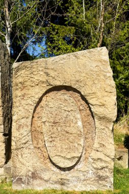 Ağaçlı bir parkta kumtaşına kazınmış metin mektubu.