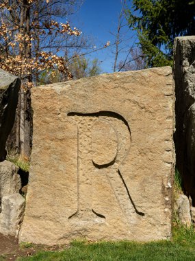 Kum taşından oyulmuş büyük Lettler