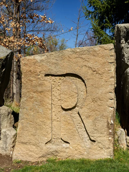 Kum taşından oyulmuş büyük Lettler