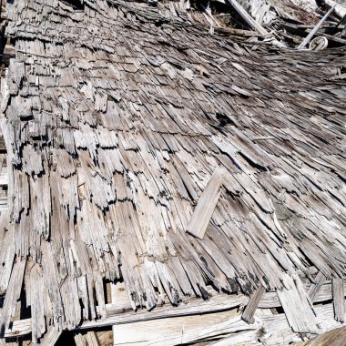 Çatıda el yapımı ahşap kiremitler harap bir kulübede.