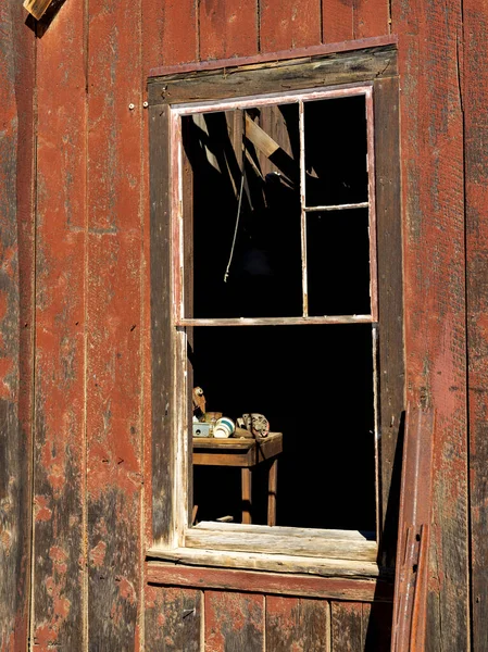 在一个阳光灿烂的乡村建筑里 窗户破了 — 图库照片