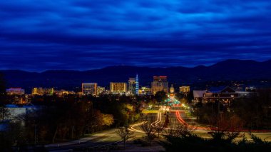 Gece Boise caddesinden başkente araba ışığı akıyor.