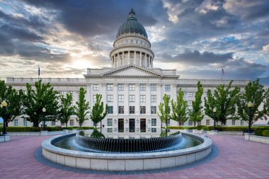 Utah Capital Alışveriş Merkezi, ana binası gün doğumunda.