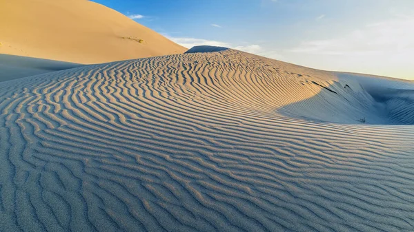 Тени Случаются Через Рябь Грешат Песчаные Дюны — стоковое фото