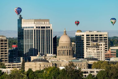 Boise Skyline 'da birkaç sıcak hava balonu yüzüyor.