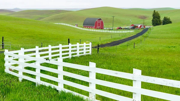 Red Barn Green Crops White Fence Agriculture Farm — Fotografia de Stock