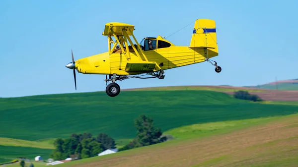 Agriculture Crop Duster Yellow Plane Flies Green Fields — Stock Photo, Image