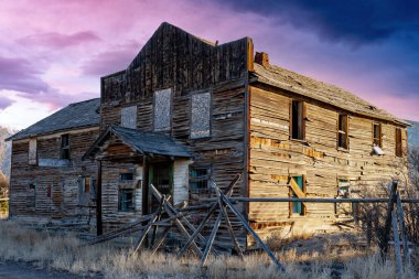 Batıdan yıkık dökük bir otelin üzerinde gün doğumu