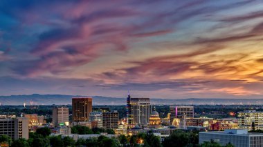 Güneş Boise Idaho 'da batarken havai fişekler ufku aydınlatıyor.