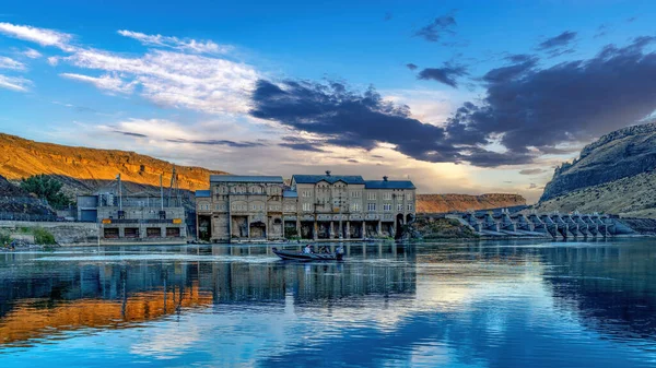 Fishing Boat Moves Water Snake River — 스톡 사진