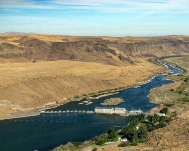 Idaho 'daki Yılan Nehri' nin yukarısından Barajla görünüm
