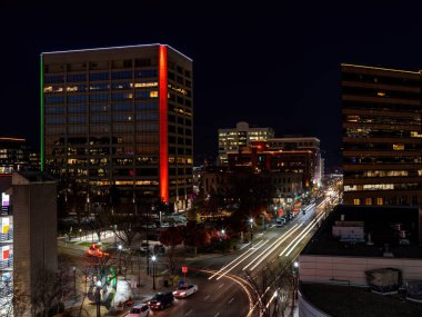 Geceleri Boise City 'nin binaları trafik ışıkları ve arabalarla
