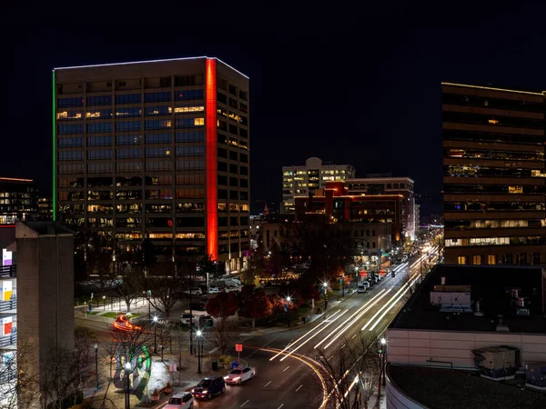 Budynki Boise City Nocy Światłami Samochodami — Zdjęcie stockowe