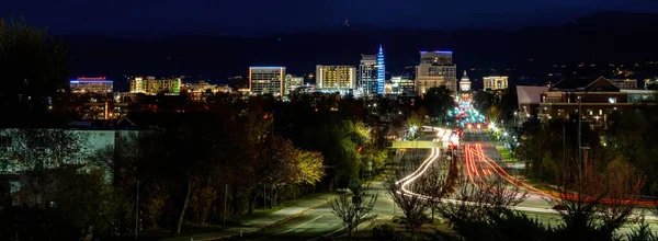 Nachtsilhouette Von Boise Mit Streifenförmigen Autolichtern — Stockfoto