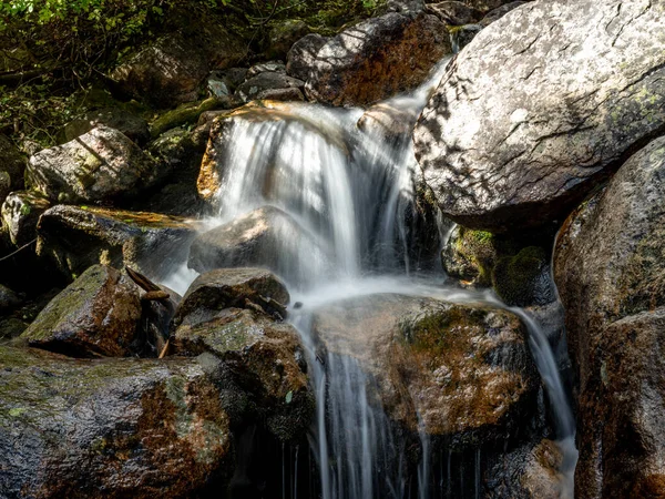 Wafer Cascades Rocks Forming Small Waterfall — Stock Photo, Image
