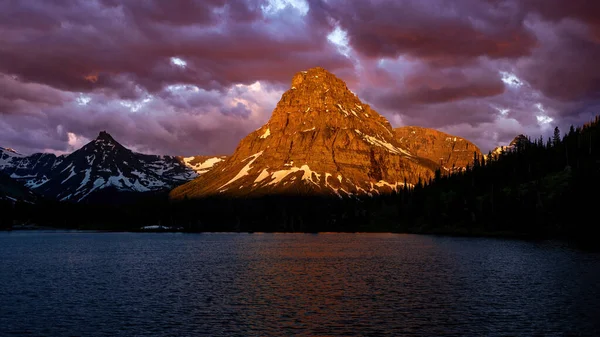 湖の反射とモンタナのピークの日の出 — ストック写真