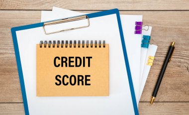 Kredi Puanı - ofis malzemeleri ve bilgisayarın yakınındaki bir karta bir yazı