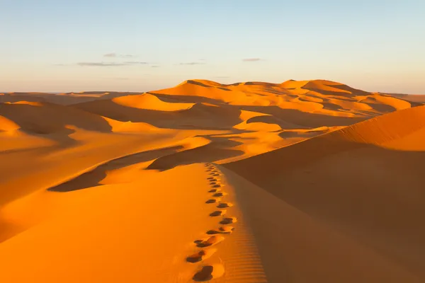 Pegadas nas dunas de areia - Deserto de Murzuq, Saara, Líbia — Fotografia de Stock