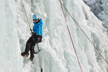 kadın Ice climber south tyrol, İtalya içinde