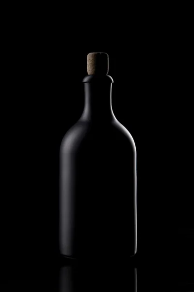 Черная бутылка — стоковое фото