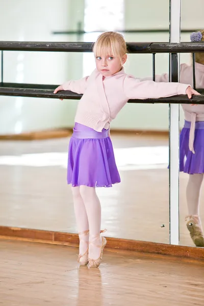 Mladá dívka v baletu třídy proti železniční Stock Obrázky