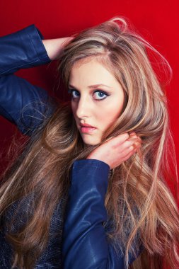 Genç model kırmızı duvara karşı