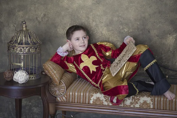 Menino vestido de príncipe medieval — Fotografia de Stock