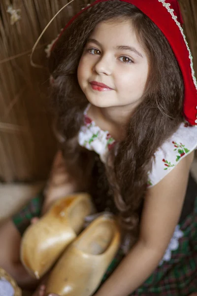Klein meisje in rood GLB kostuum — Stockfoto