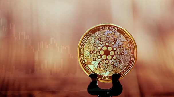Mizející kardanová mince na pozadí padajícího abstraktního záznamu grafu — Stock video