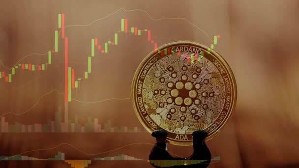 Perbesar pada koin emas cardano dengan latar belakang sebuah rekaman peta perdagangan yang berkembang — Stok Video