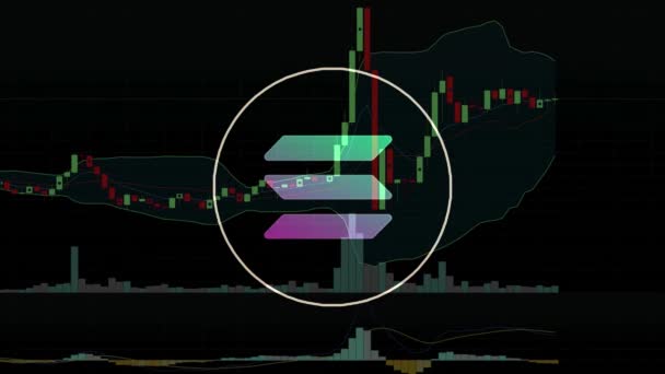 Zoom fora de solana sol criptografia símbolo de moeda no fundo de um gráfico caindo — Vídeo de Stock