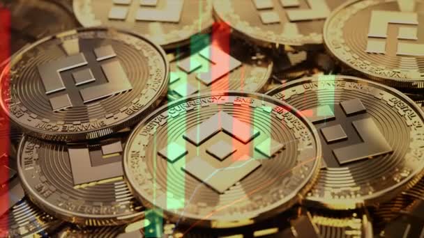 Zoom in van een bnb crypto token doorschijnende gouden munten op een grote kaart achtergrond — Stockvideo