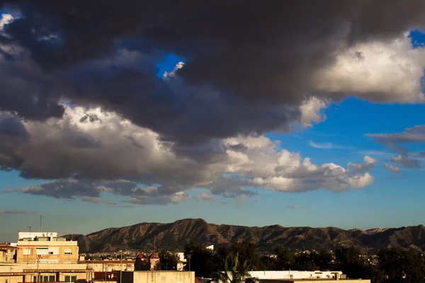 Stunning Clouds Threatening Rain City Sunny Sunset — Photo