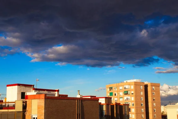 Stunning Clouds Threatening Rain City Sunny Sunset — Stockfoto