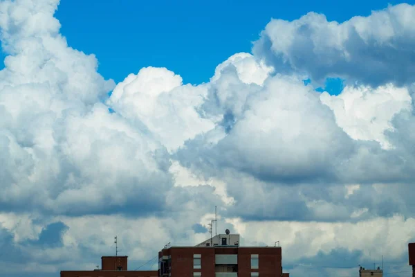 Εκθαμβωτικά Σύννεφα Απειλούν Βροχή Πάνω Από Την Πόλη Ένα Ηλιόλουστο — Φωτογραφία Αρχείου