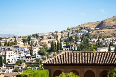 Alhambra 'dan Granada' nın Albaicn ilçesinin panoramik manzarası, ön planda Alcazaba
