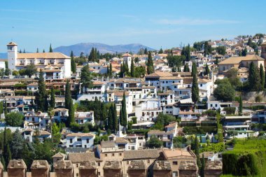 Alhambra 'dan Granada' nın Albaicn ilçesinin panoramik manzarası, ön planda Alcazaba